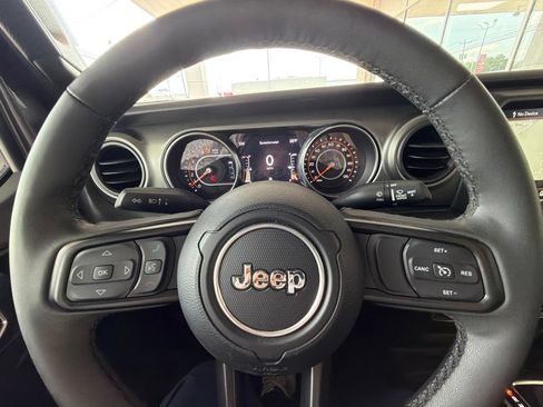 Used 2023 Jeep Gladiator Sport AWD/4WD image 25