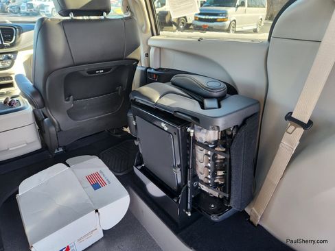 Used 2024 Chrysler Pacifica Touring-L image 37