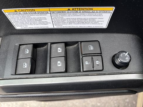 Used 2019 Toyota Tacoma TRD Off-Road w/ Technology Package AWD/4WD image 16