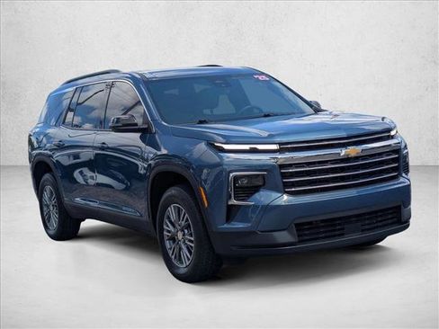 Used 2025 Chevrolet Traverse LT FWD image 3