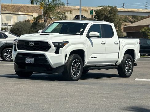 Used 2025 Toyota Tacoma TRD Sport w/ TRD Sport Upgrade Package AWD/4WD image 28