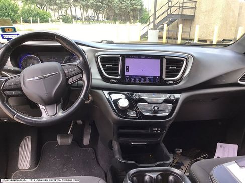 Used 2019 Chrysler Pacifica Touring Plus w/ S Appearance Package FWD image 10