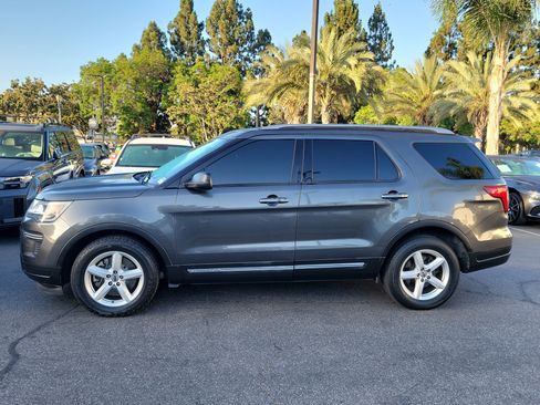 Used 2018 Ford Explorer XLT FWD image 3