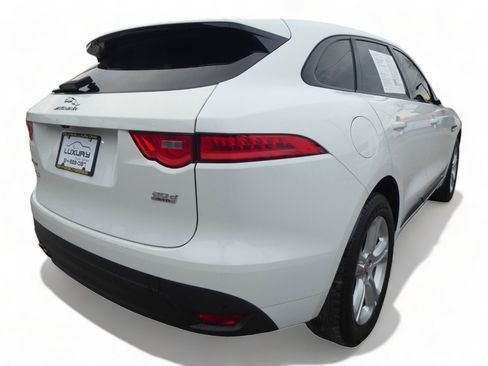 Used 2017 Jaguar F-PACE R-Sport image 11