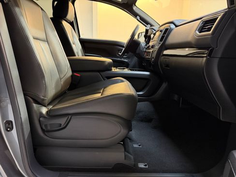 Used 2018 Nissan Titan SV w/ SV Convenience Package image 43