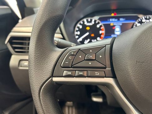 Used 2025 Nissan Altima 2.5 SV FWD image 9