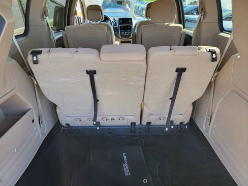 Used 2013 Dodge Grand Caravan SXT image 17