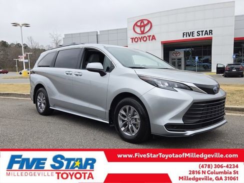 New 2025 Toyota Sienna LE image 1