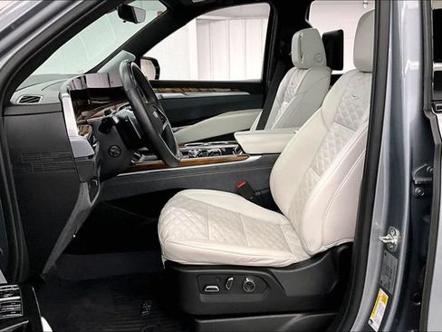 Used 2025 Cadillac Escalade Sport Platinum w/ LPO, ONYX Package AWD/4WD image 25