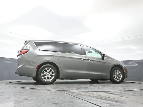 Used 2025 Chrysler Pacifica Select image 46
