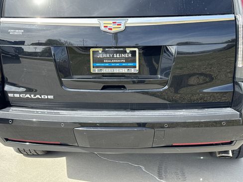 Used 2015 Cadillac Escalade Premium image 13