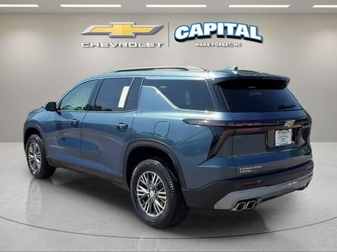 Used 2025 Chevrolet Traverse LT FWD image 3