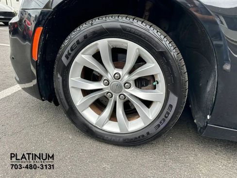 Used 2015 Chrysler 300 Limited RWD image 20