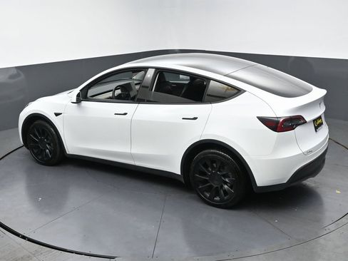 Used 2022 Tesla Model Y Long Range image 48
