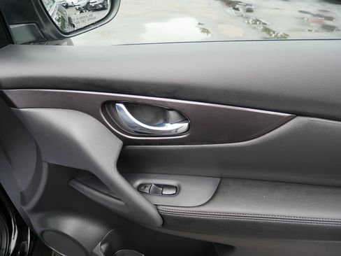 Used 2018 Nissan Rogue S AWD/4WD image 21
