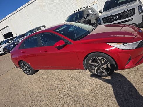 Used 2023 Hyundai Elantra SEL w/ Convenience Package image 3