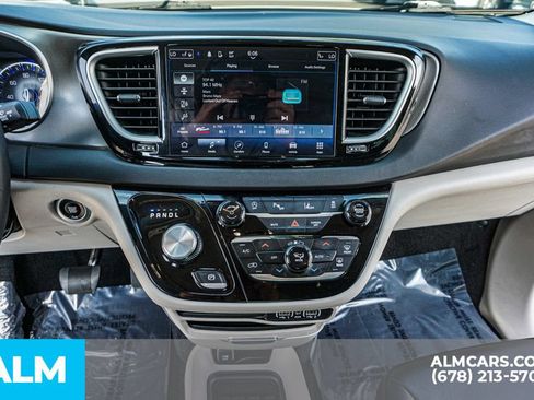 Used 2024 Chrysler Pacifica Touring-L FWD image 44