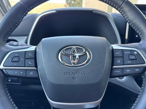 Used 2025 Toyota Highlander Limited AWD/4WD image 25