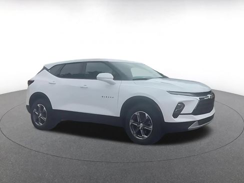 Used 2025 Chevrolet Blazer LT FWD image 2