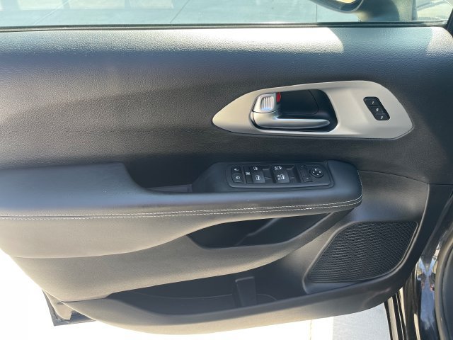 Used 2023 Chrysler Pacifica Touring-L w/ S Appearance Package AWD/4WD image 15