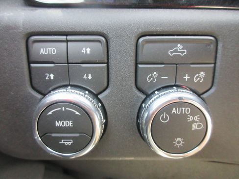 New 2026 GMC Sierra 1500 SLE image 17