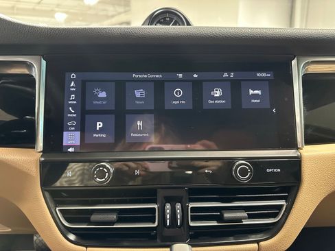 Used 2025 Porsche Macan image 30