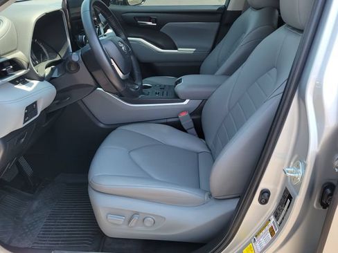 Used 2023 Toyota Highlander XLE AWD/4WD image 6
