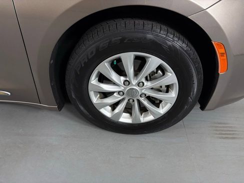 Used 2018 Chrysler Pacifica Touring-L w/ Premium Audio Group image 10