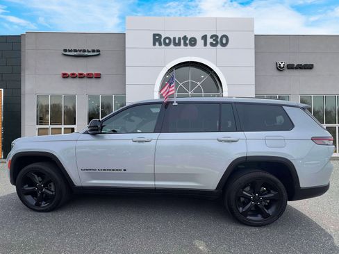 Used 2023 Jeep Grand Cherokee L Laredo image 5