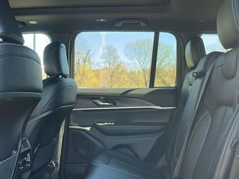 Used 2024 Jeep Grand Cherokee Limited image 20