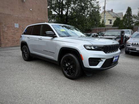 Used 2025 Jeep Grand Cherokee Altitude AWD/4WD image 3
