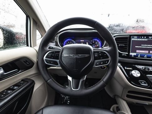 Used 2024 Chrysler Pacifica Touring-L image 29