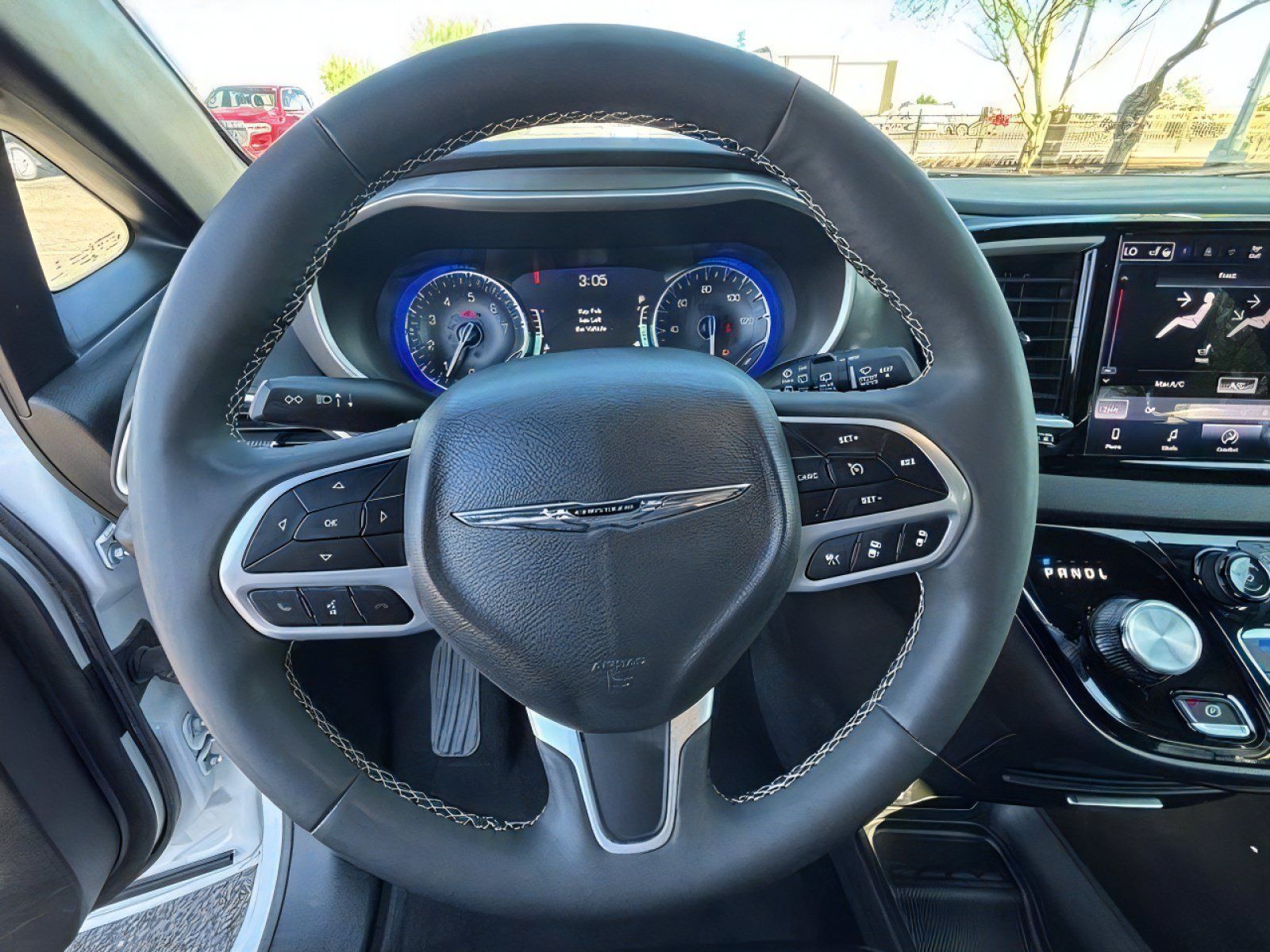 Used 2025 Chrysler Pacifica Select FWD image 12