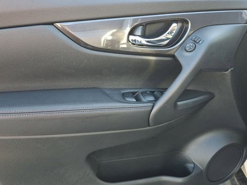 Used 2020 Nissan Rogue SV image 12