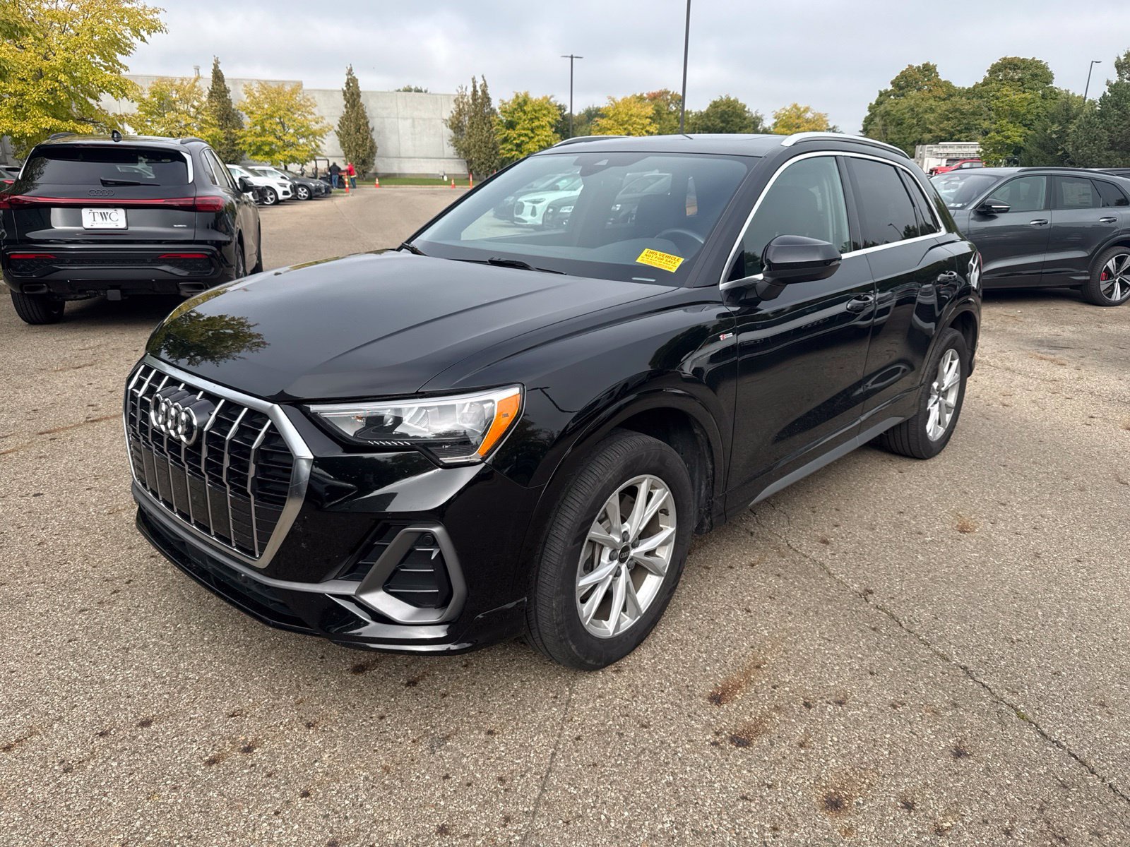 Used 2022 Audi Q3 2.0T Premium w/ Convenience Package AWD/4WD image 1