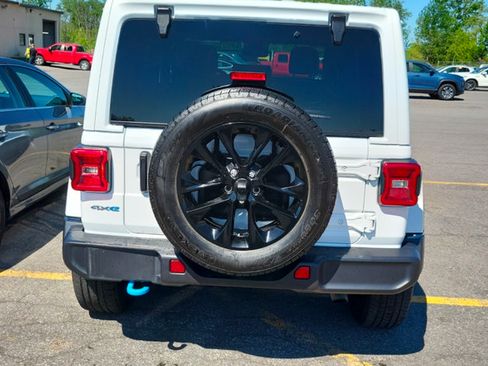 Used 2024 Jeep Wrangler Unlimited Sahara w/ Technology Group AWD/4WD image 2