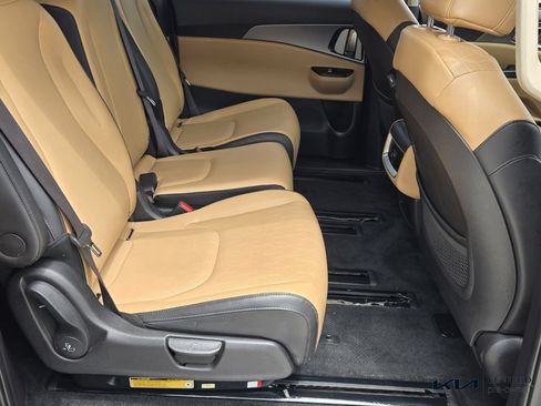 Used 2023 Kia Carnival LX FWD image 16