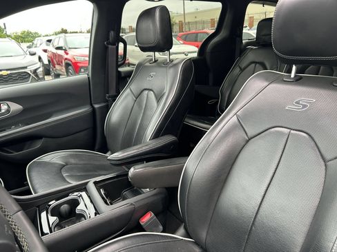 Used 2025 Chrysler Pacifica Limited FWD image 30