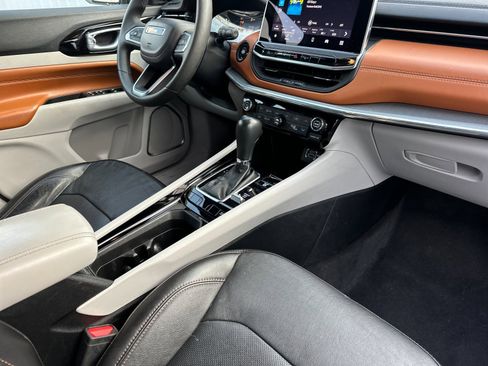 Used 2023 Jeep Compass Limited image 16