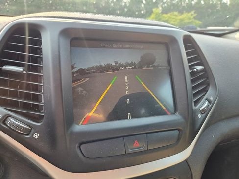 Used 2017 Jeep Cherokee Latitude w/ Cold Weather Group AWD/4WD image 18