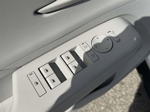 Certified 2025 Hyundai Kona SEL image 17