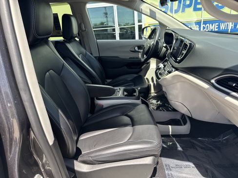 Used 2023 Chrysler Pacifica Touring-L FWD image 33