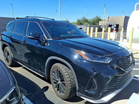 Used 2024 Toyota Highlander XSE AWD/4WD image 2