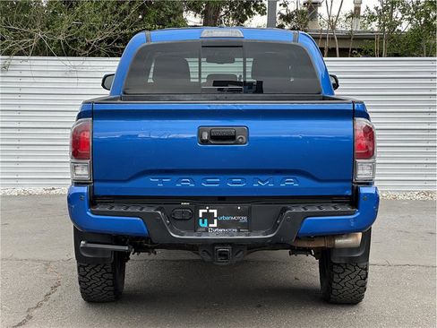 Used 2017 Toyota Tacoma TRD Off-Road w/ Premium & Technology Package AWD/4WD image 11