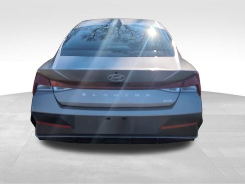 Used 2025 Hyundai Elantra Limited image 7