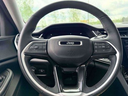 Certified 2023 Jeep Grand Cherokee Laredo w/ Luxury Tech Group I AWD/4WD image 18