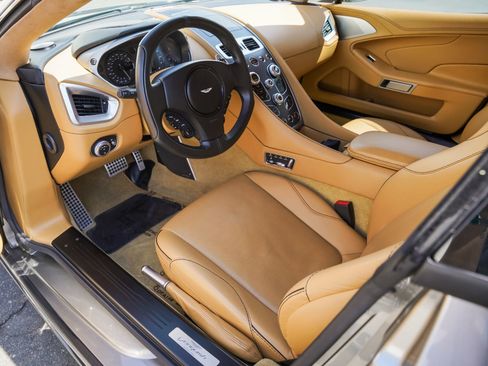 Used 2017 Aston Martin Vanquish Coupe image 2