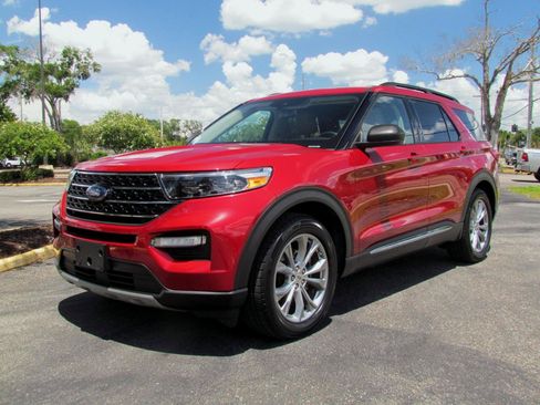 Used 2020 Ford Explorer XLT w/ Equipment Group 202A RWD image 2
