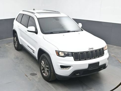 Used 2017 Jeep Grand Cherokee Laredo AWD/4WD image 13