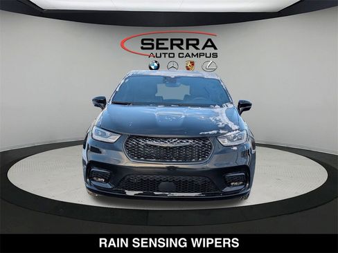 Used 2022 Chrysler Pacifica Limited w/ Uconnect Theater Family Group image 17